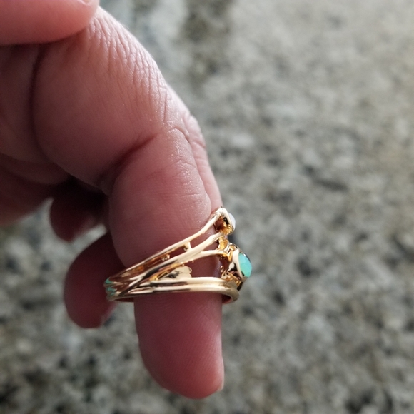 Beautiful 3 Stone Gold Ring - Picture 3 of 6